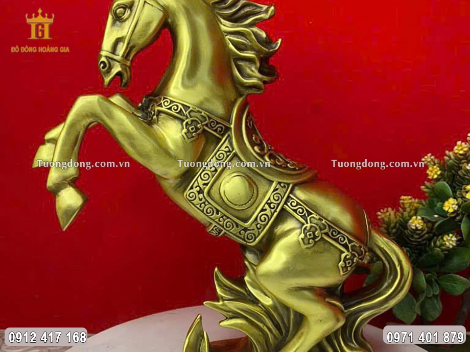 Thân ngựa chạm khắc chắc chắn, cơ bắp cuồn cuộn